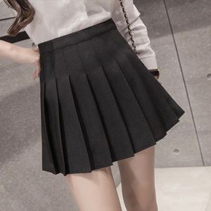 Black pleated mini skirt 🖤